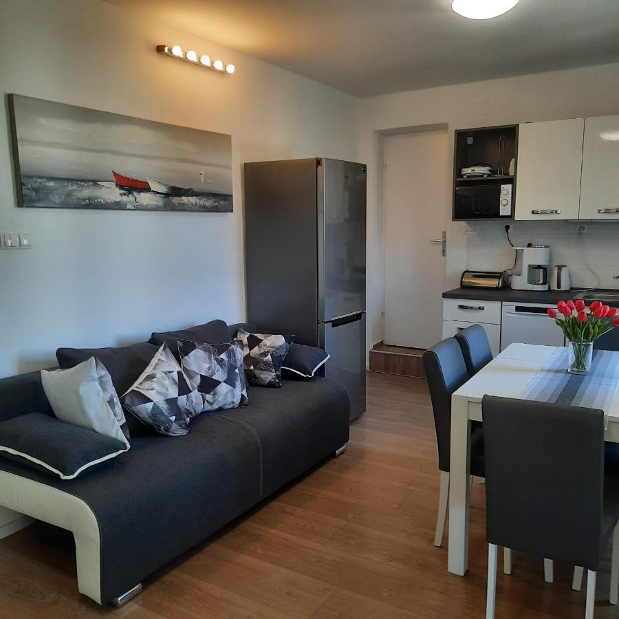 Beach Apartment Kate With Sea View, Balcony And Parking, Murter, Dalmatia المظهر الخارجي الصورة